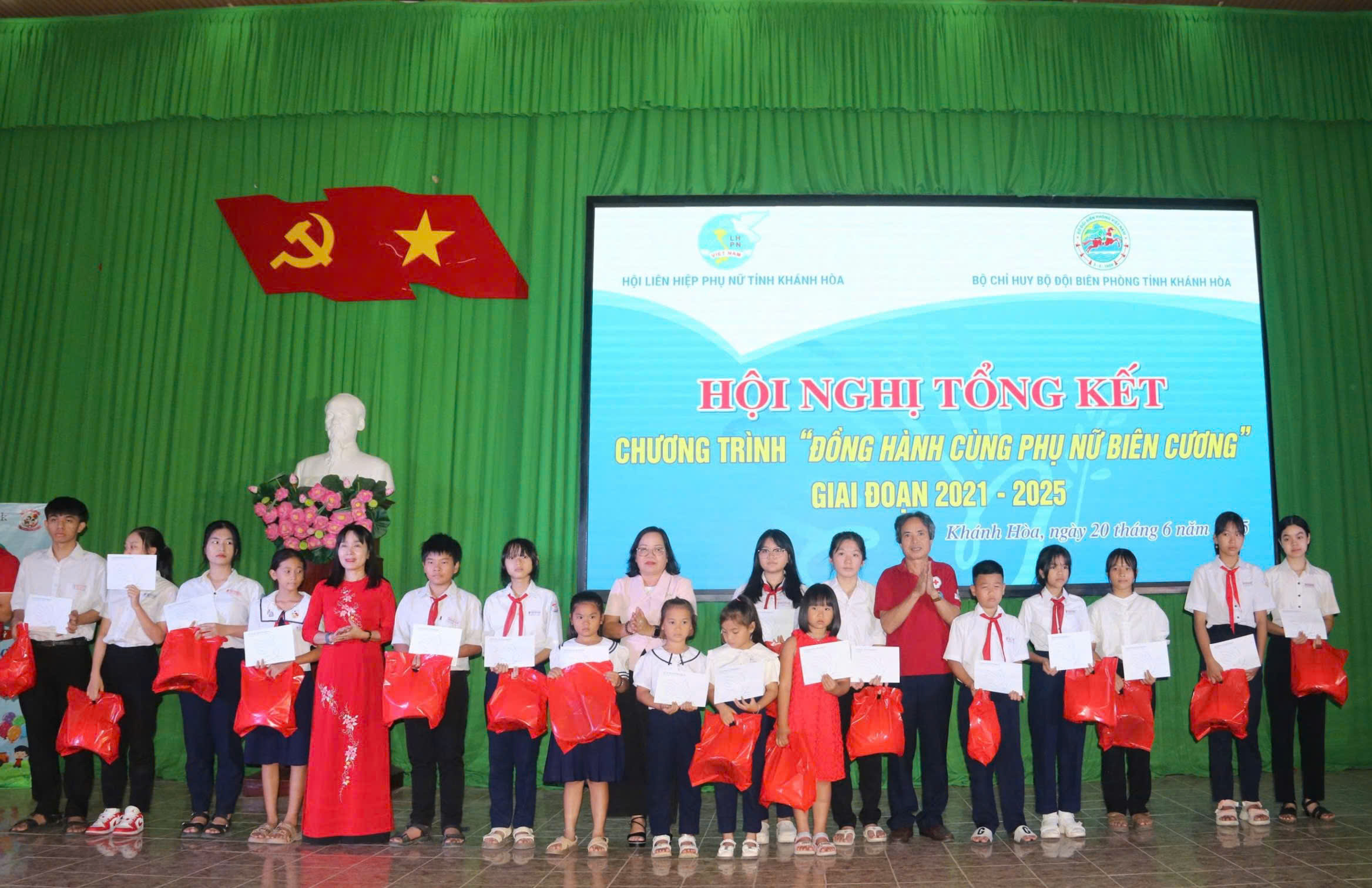 Trao tặng học bổng, thắp sáng tương lai